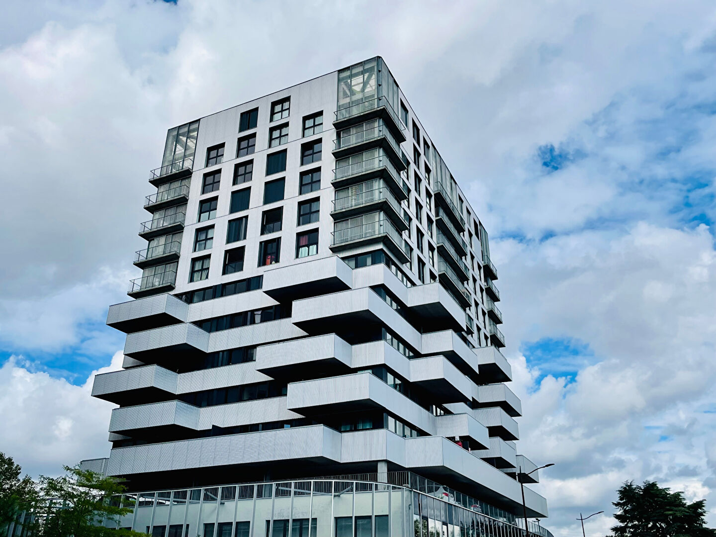 APPARTEMENT TROIS PIECES AVEC BALCON-TERRASSE ET STATIONNEMENT PRIVATIF